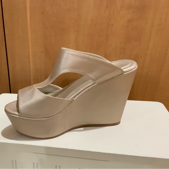 NWOT  subtle shimmer platforms - Picture 3 of 15